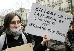 فرنسيّة تندّد بالسياسة الاجتماعيّة والتربويّة للحكومة خلال تظاهرة في باريس أمس (رويترز)