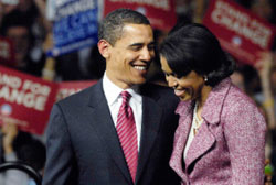 باراك أوباما وزوجته بعد فوزه في ولاية ساوث كارولاينا أوّل من أمس (جوناثان ارنست ـ رويترز)