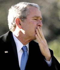 بوش يحيّي مستقبليه في البيت الأبيض قبل أيّام (يوري غريباس ـ رويترز)