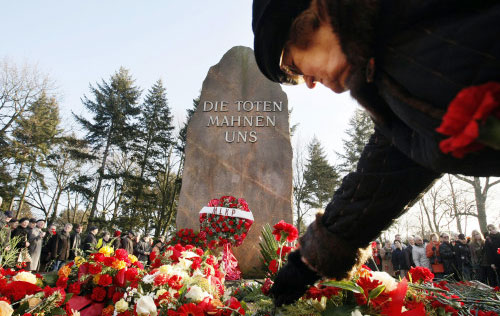 ألمانيّة من الحزب الشيوعي تضع وروداً على قبر روزا لوكسمبورغ إحدى رائدات الحركة الشيوعية في ألمانيا (فرانكا برونس ـ أ ب)