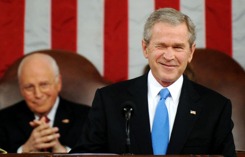 بوش يحيّي أعضاء الكونغرس على طريقته في خطاب «حال الاتحاد» في 28 من الشهر الماضي (تيم سلوان ــ رويترز)