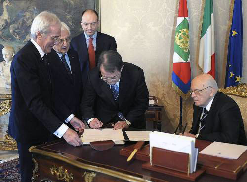 برودي يوقّع قرار حلّ البرلمان أمام نابوليتانو في روما أول من أمس (إنريكو أوليفيريو ـ رويترز)