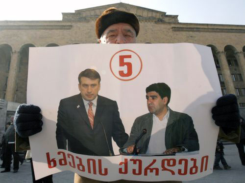 جورجي يحتجّ ضدّ ساكاشفيلي في تبليسي أمس (دايفيد مدزيناريشفيلي ـ رويترز)