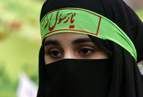 إيرانيّة تتظاهر لفرض الزيّ الإسلامي في المدارس في طهران الجمعة الماضي (بهروز مهري ـ أ ف ب)