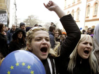صربيّات يطالبن بتوقيع اتفاق بين بلادهنّ والاتحاد الأوروبي في بلغراد أمس (داركو فويينوفيتش ـ أ ب)