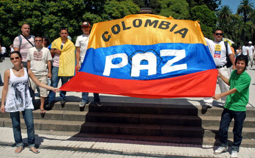 أرجنتينيّون يحملون لافتة: «كولومبيا ـ سلام» في تظاهرة ضدّ منظّمة الـ«فارك» أمس (أ ف ب)