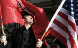 الباني صربي من كوسوفو يحمل علمي أميركا والإقليم أمس (داركو بانديتش ـ أ ب)