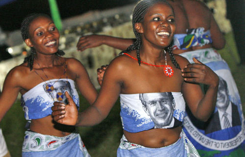 تنزانيّتان تستقبلان بوش رقصاً في دار السلام أوّل من أمس (تشارلز دهارباك ـ أ ب)