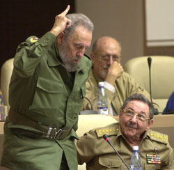 فيديل في البرلمان الكوبي إلى جانبه راوول في صورة تعود لعام 2002 (كريستوبال هيريرا ـ أ ب)