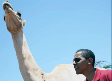 باراك أوباما خلال زيارة إلى «سوق وجير» في شمال شرق كينيا عند الحدود الإثيوبيّة ـ الصوماليّة في 27 آب 2006 (أ ب)