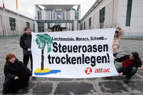 «جفّفوا الواحات الضرائبيّة!» احتجاجاً على زيارة أمير موناكو ألبرت إلى برلين أمس (جون ماكدوغال ـ أ ف ب)