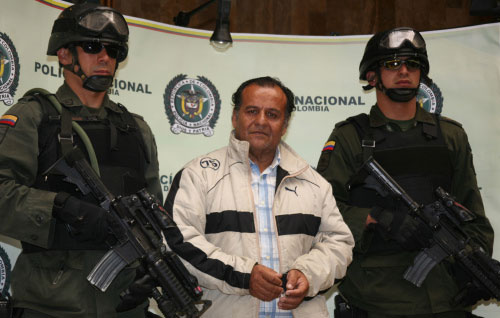 القياديّ في منظّمة الـ«فارك» هيلي مندوزا بعد القبض عليه في بوغوتا أمس (أ ب)