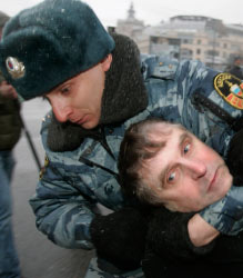 شرطي روسي يعتقل معارضاً خلال تظاهرة ضدّ نتائج الانتخابات في موسكو أمس (سيرغي غريتس ـ أ ب)