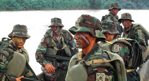 جنود إكوادوريّون على الحدود مع كولومبيا (غوستافو بالاريزو ـ أ ف ب)