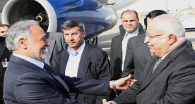 رئيس الوزراء السوري يستقبل نائب الرئيس الإيراني في دمشق أمس (باسم تلاوي ـ أ ب)