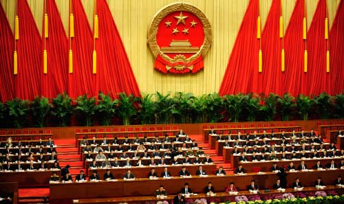 النواب الصينيون يستمعون إلى رئيس البرلمان  (ت. كون ـ أ ف ب)