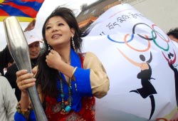 ملكة جمال التيبت لعام 2006 تسيرينغ شونغ تاغ تحمل شعلة الأولمبياد في تايوان (ش. ينغ ـ أ ب)