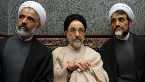 محمّد خاتمي يتوسّط رجلي دين إيرانيّين خلال لقاء انتخابي في مسجد في إسلامشهر أوّل من أمس (أحمد جاد الله ـ رويترز)