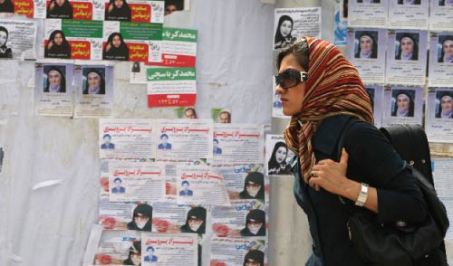 زحمة دعايات انتخابيّة في طهران أمس (عطا كناريه ـ أ ف ب)