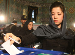 إيرانيّة تدلي بصوتها في طهران أمس (عطا كيناري ـ أ ف ب)