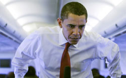 أوباما يتحدّث إلى الصحافيّين على متن طائرة أقلّته من شيكاغو إلى واشنطن أوّل من أمس (أ. براندون ـ أ ب)