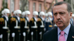 أردوغان يستعرض حرس الشرف خلال احتفال تكريمي في أنقرة أمس (أوميت بكتاس ـ رويترز)