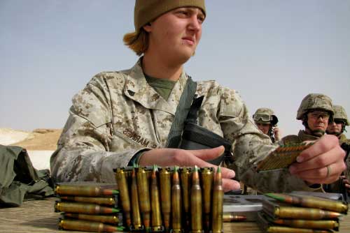 جندية أميركية في حقل رماية داخل قاعدة الأسد في العراق يوم الجمعة الماضي (اريك تالمادج - أ ب)