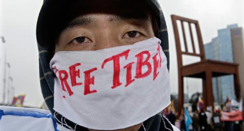 مقنّع يطالب بتحرير التيبت خلال تظاهرة أمام مقرّ الأمم المتحدة في جنيف أمس (س. دي نولفي ـ أ ب)