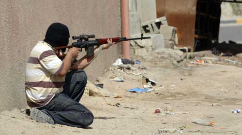 مقاتل من جيش المهدي خلال المواجهات في البصرة أمس (عصام السوداني ـ أ ف ب)