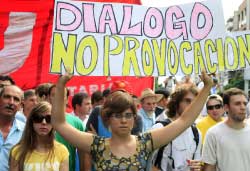 «الحوار لا الاستفزاز» خلال الاحتجاج ضدّ كيرشنر في كوردوبا أمس (أليخاندرو باغني ـ أ ف ب)