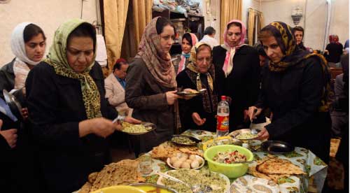 إيرانيات يهوديات يحتفلن بعيد بوريم اليهودي في طهران الأسبوع الماضي (حسن سارباشيان ـ أ ب)