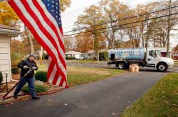 عامل أميركي يعمل على تزويد أحد المنازل بالوقود الحيوي (ارشيف)