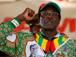 موغابي يخاطب مناصريه في حملته الانتخابية في هراري الأسبوع الماضي (هاورد بورديت ـــ رويترز)
