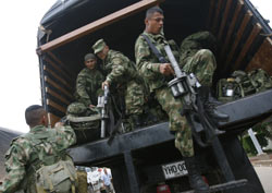 جنود كولومبيّون يواكبون الوفد الفرنسي المفاوض أمس (رودريغو أرانغوا ــ أ ف ب)