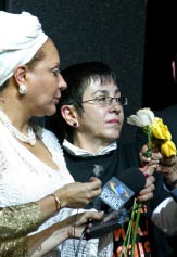 زوجة أحد المخطوفين على أيدي الـ«فارك» (إلى اليسار) تشكر الوفد النيابي الكولومبي المفاوض أمس (إينالدو بيريز ـــ أ ف ب)