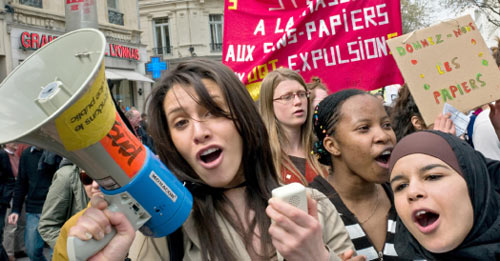 فرنسيّون يتظاهرون في ليون ضدّ سياسيات الحكومة في ملفّ المهاجرين أوّل من أمس (جان فيليب كسيازيك ـــ أ ف ب)