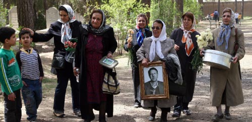 إيرانيّون من الطائفة الزرادشتيّة في جنازة أحد أبناء طائفتهم في طهران أمس (حسن سربخشيان ـــ أ ب)