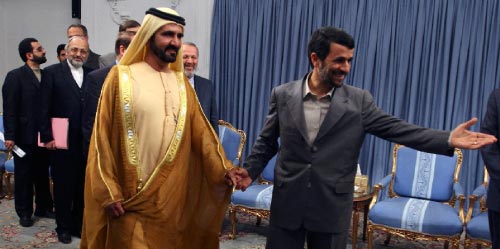 نجاد مستقبلاً رئيس الوزراء الإماراتي محمد بن راشد في طهران في شباط الماضي (حسن سارباخشيان ـــ أ ب)