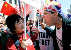 أميركي يجادل صينيّة خلال مرور الشعلة الأولمبيّة في سان فرانسيسكو أوّل من أمس (جيف شيو ـــ أ ب)
