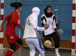 رياضيّات إيرانيّات يلعبن كرة القدم في عمان أمس (علي جاركجي ــ رويترز)