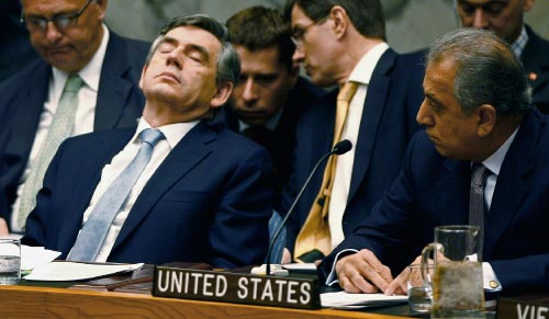 براون إلى جانبه المندوب الأميركي لدى مجلس الأمن زلماي زاد خلال اجتماع المجلس في نيويورك أمس (أ ف ب)