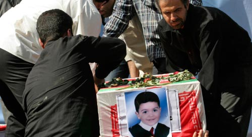 تشييع أحد الأطفال الذي توفّوا في انفجار جامع شيراز أمس (رويترز)