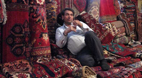 إيراني يشرب الشاي على السجّاد العجمي في طهران أوّل من أمس (وحيد سالمي ـــ أ ب)