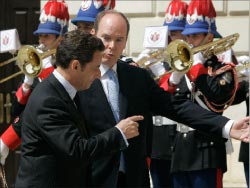 ساركوزي وأمير موناكو ألبير الثاني في الإمارة أمس (ليونيل سيرونو ـــ أ ف ب)