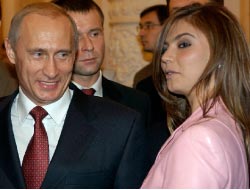 بوتين وكاباييفا في صورة تعود إلى عام 2004 (أ ب)