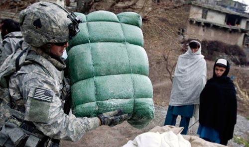 جندي أميركي يوزّع مساعدات غذائيّة على مواطنين أفغان حوّلهم الاحتلال إلى متسوّلين (رافاييل غيرزاك ــ رويترز