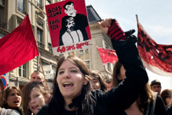 فرنسيّون يتظاهرون ضدّ ساركوزي خلال عيد العمّال العالمي في باريس (جان فيليب كسيازيك ــ أ ف ب)