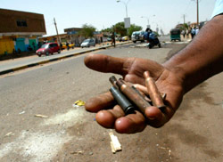 سوداني يحمل رصاصات فارغة بعد اشتباكات الخرطوم أول من أمس (محمد نور الدين ـــ رويترز)