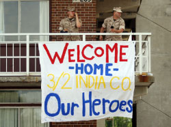 لافتة ترحّب بعودة جنود أميركيّين من العراق إلى ديارهم أمس (أ ف ب)