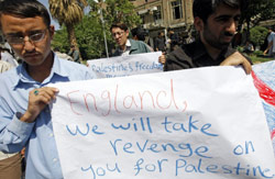 إيرانيّان يتوعّدان بالانتقام من بريطانيا لنكبة فلسطين (بهروز مهري ـــ أ ف ب)